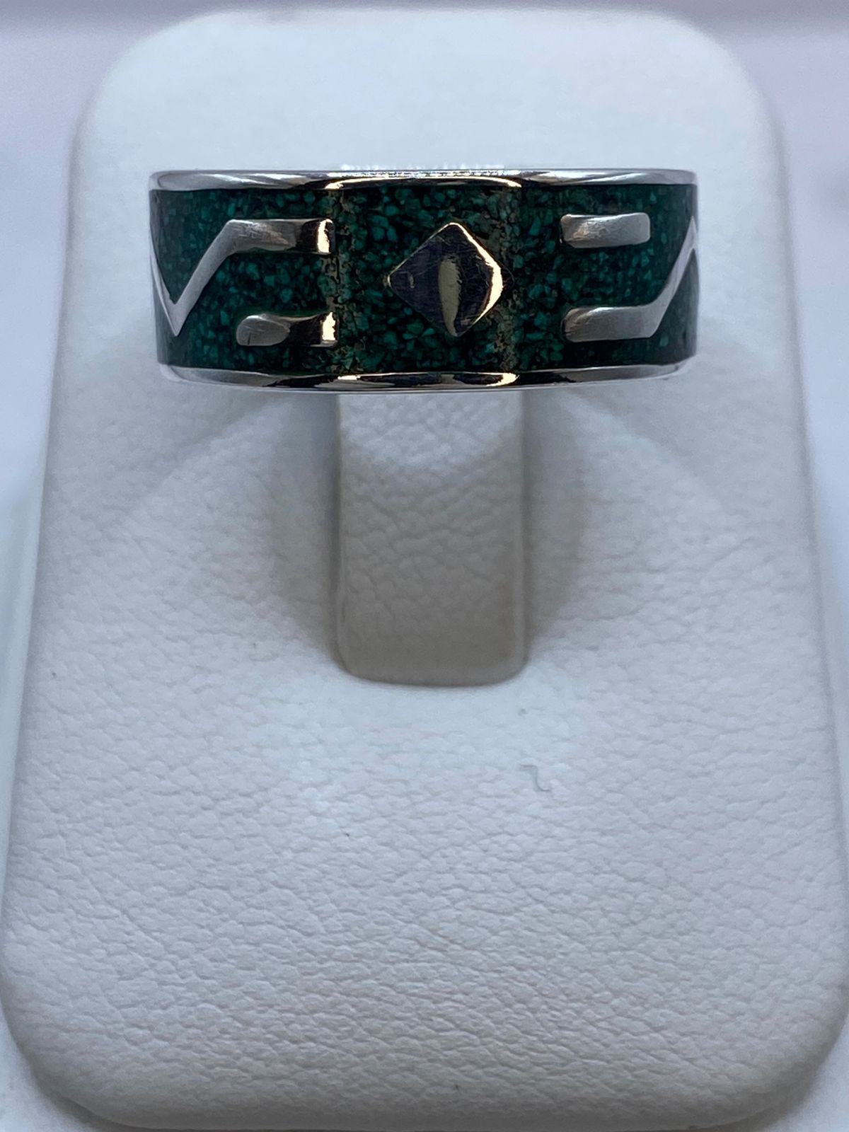 Anillo Ancho de Malaquita con Diseño Geométrico en Plata .925 — vista lateral