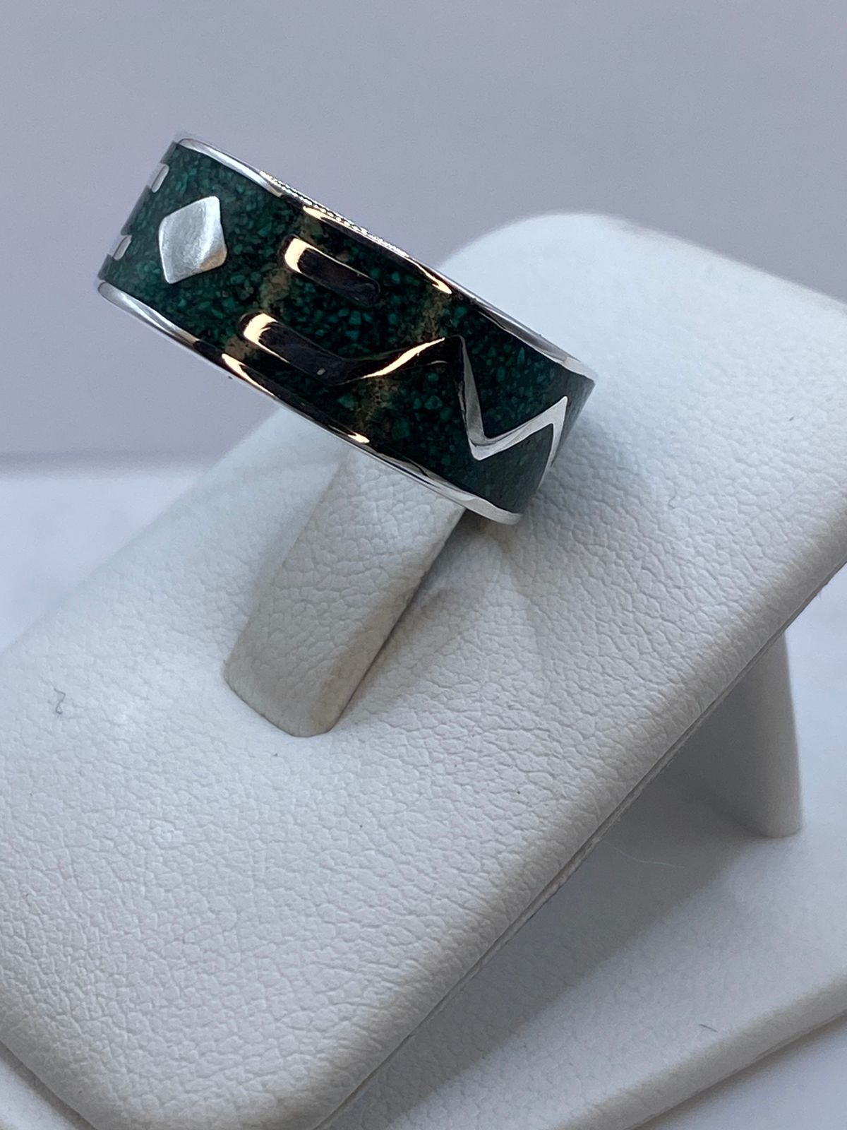 Anillo Ancho de Malaquita con Diseño Geométrico en Plata .925, sello de autenticidad Plata Ley .925