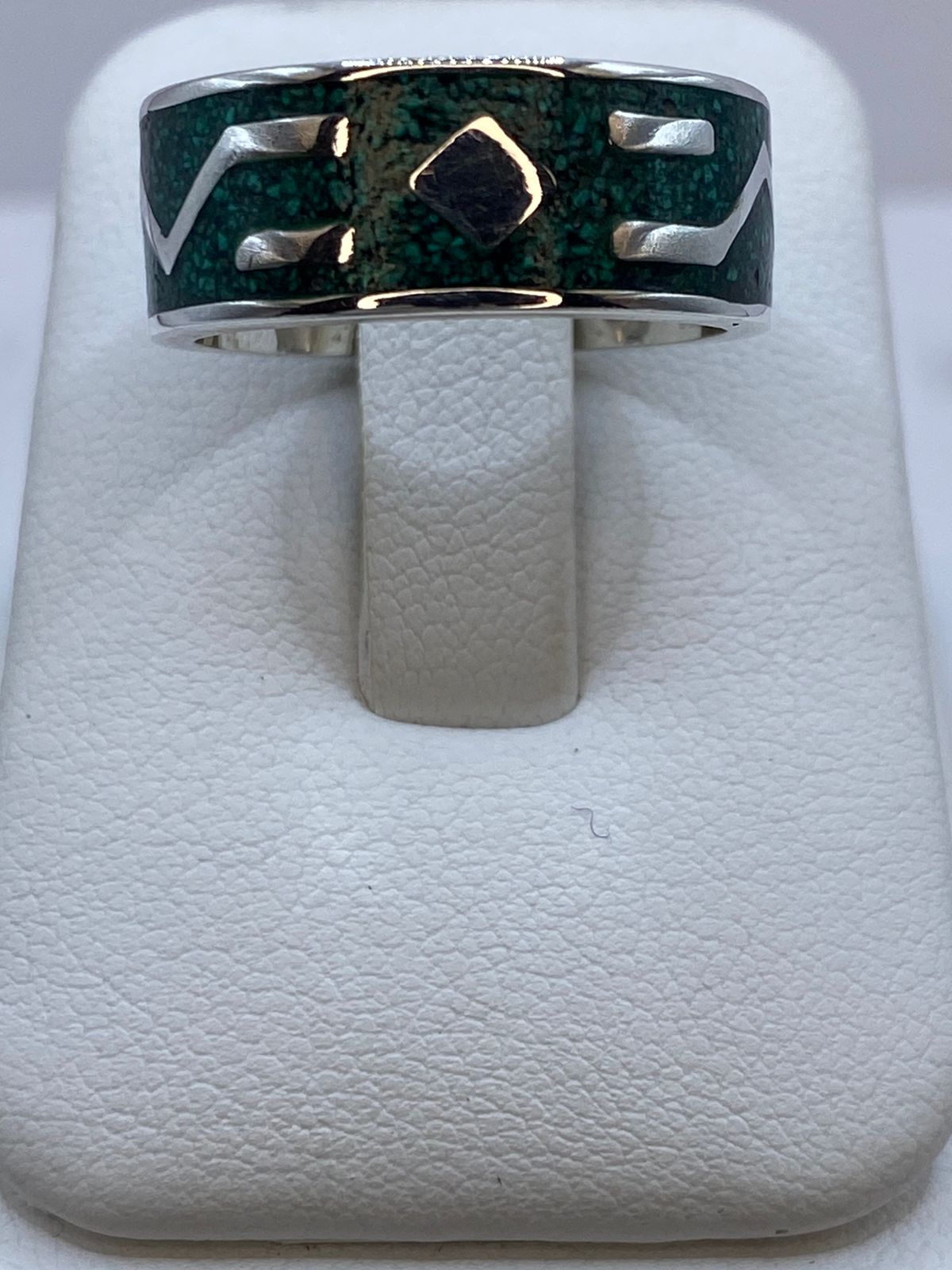 Anillo Ancho de Malaquita con Diseño Geométrico en Plata .925, vista lateral