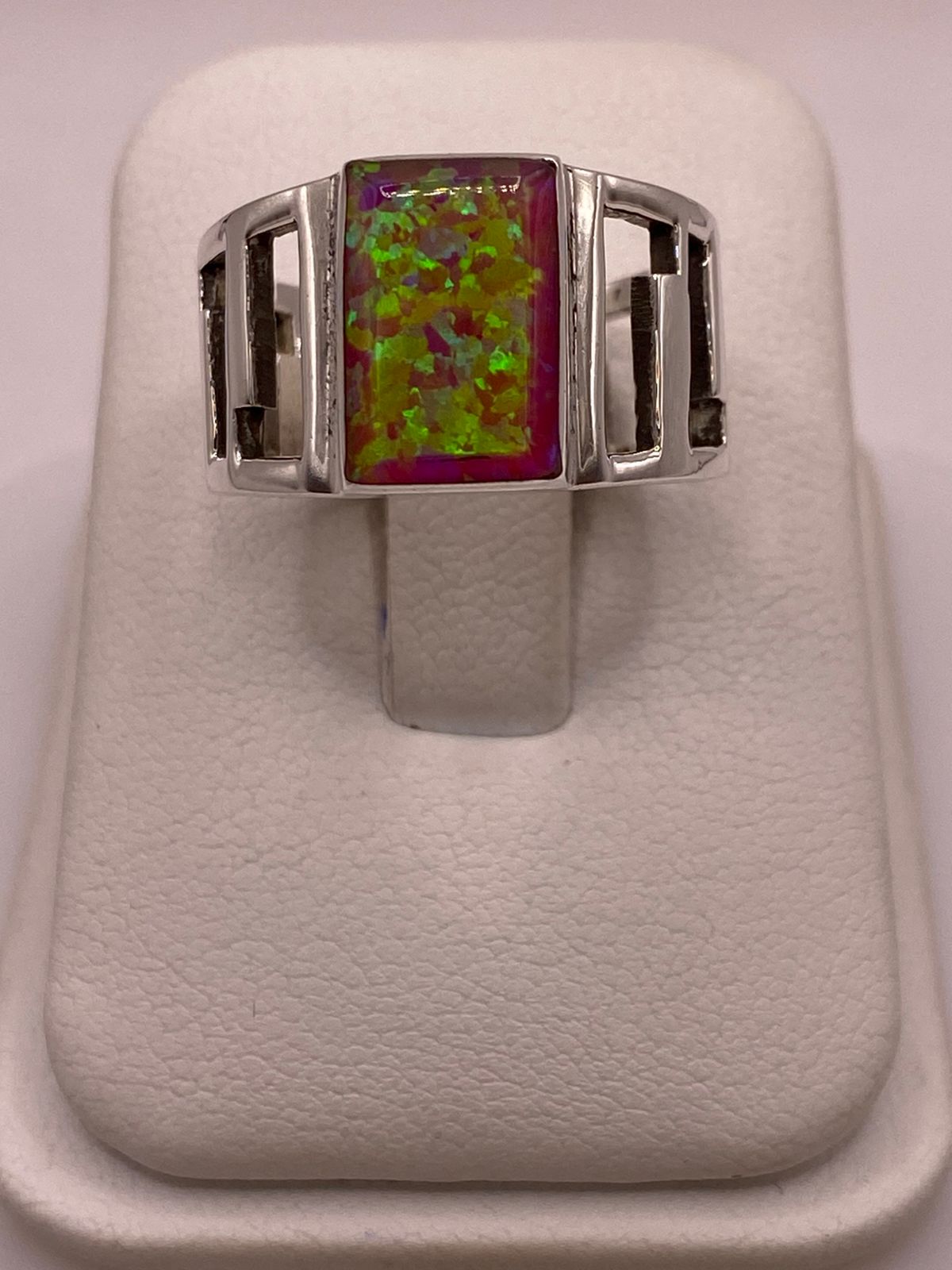 Anillo Ancho con Ópalo de Fuego Rosa, Amarillo y Verde en Plata .950, vista de detalle