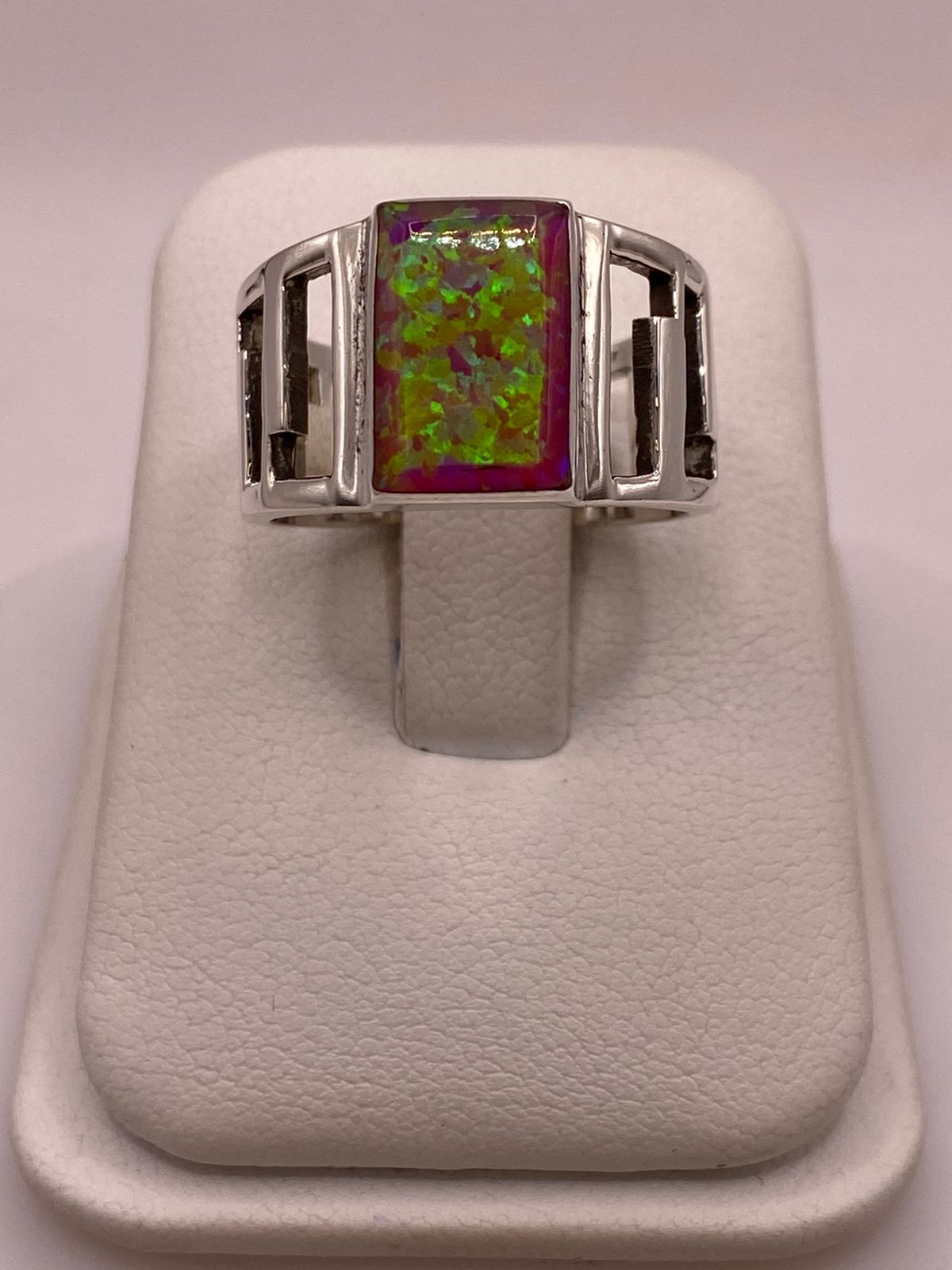 Anillo Ancho con Ópalo de Fuego Rosa, Amarillo y Verde en Plata .950 en báscula mostrando peso