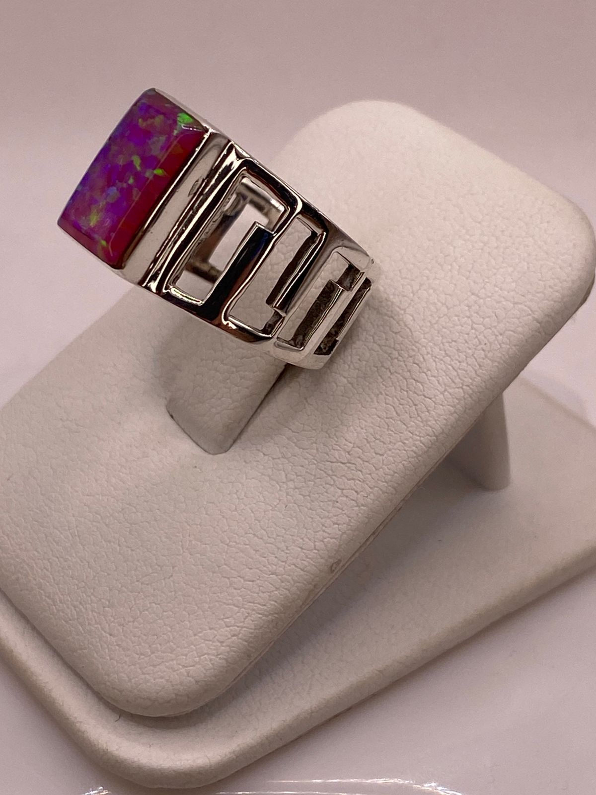 Anillo Ancho con Ópalo de Fuego Rosa, Amarillo y Verde en Plata .950, vista lateral