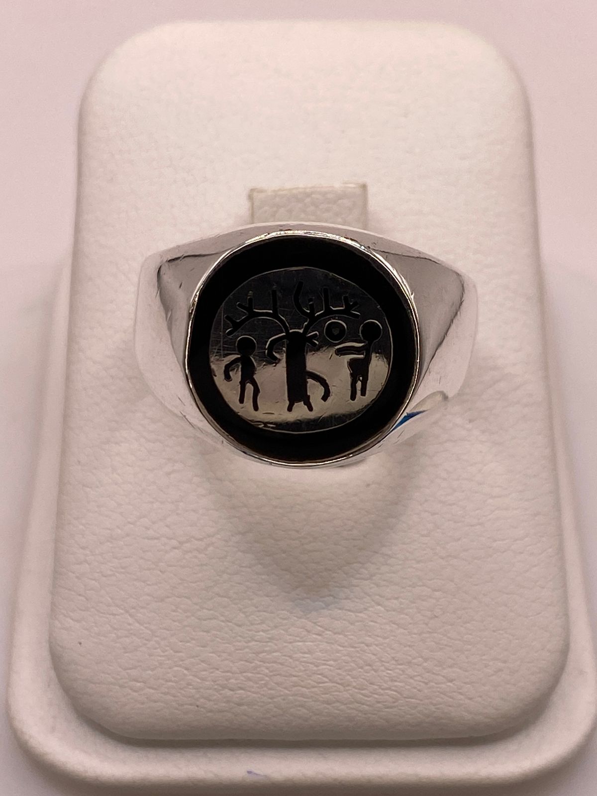 Anillo Árbol de la Vida en Plata .925 con Figuras Humanas en báscula mostrando peso