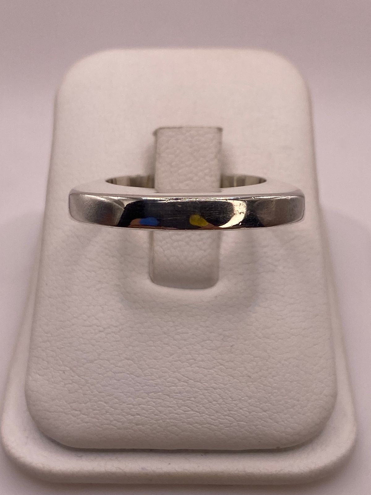 Anillo Argolla Lisa Geométrica en Plata .925 en báscula mostrando peso
