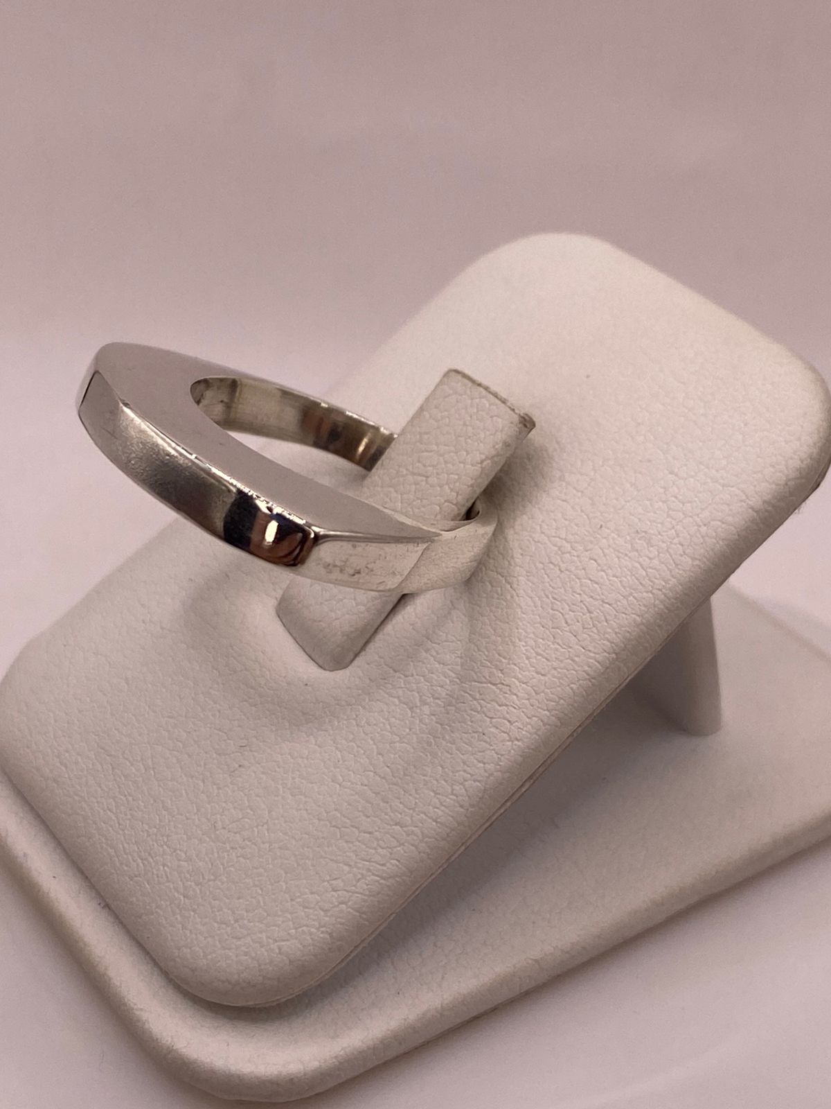 Anillo Argolla Lisa Geométrica en Plata .925, vista lateral