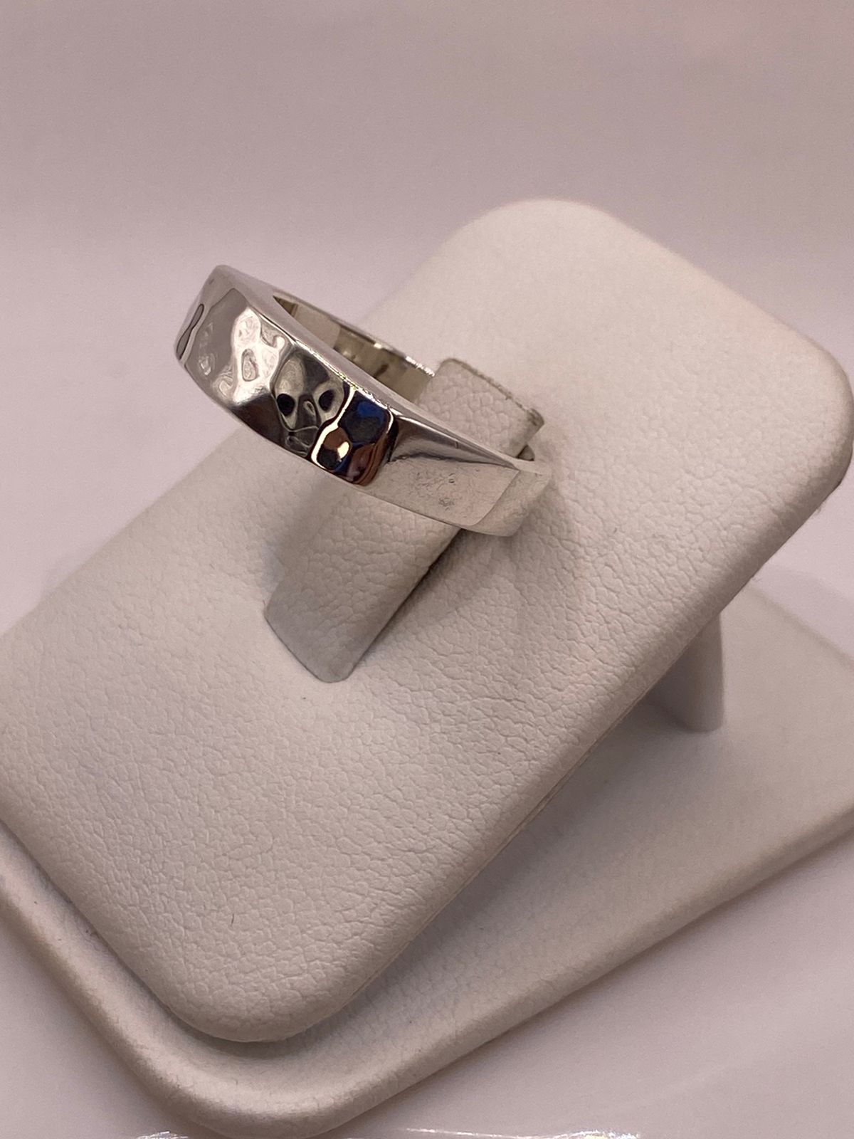 Anillo Argolla Martillada en Plata .925, vista lateral