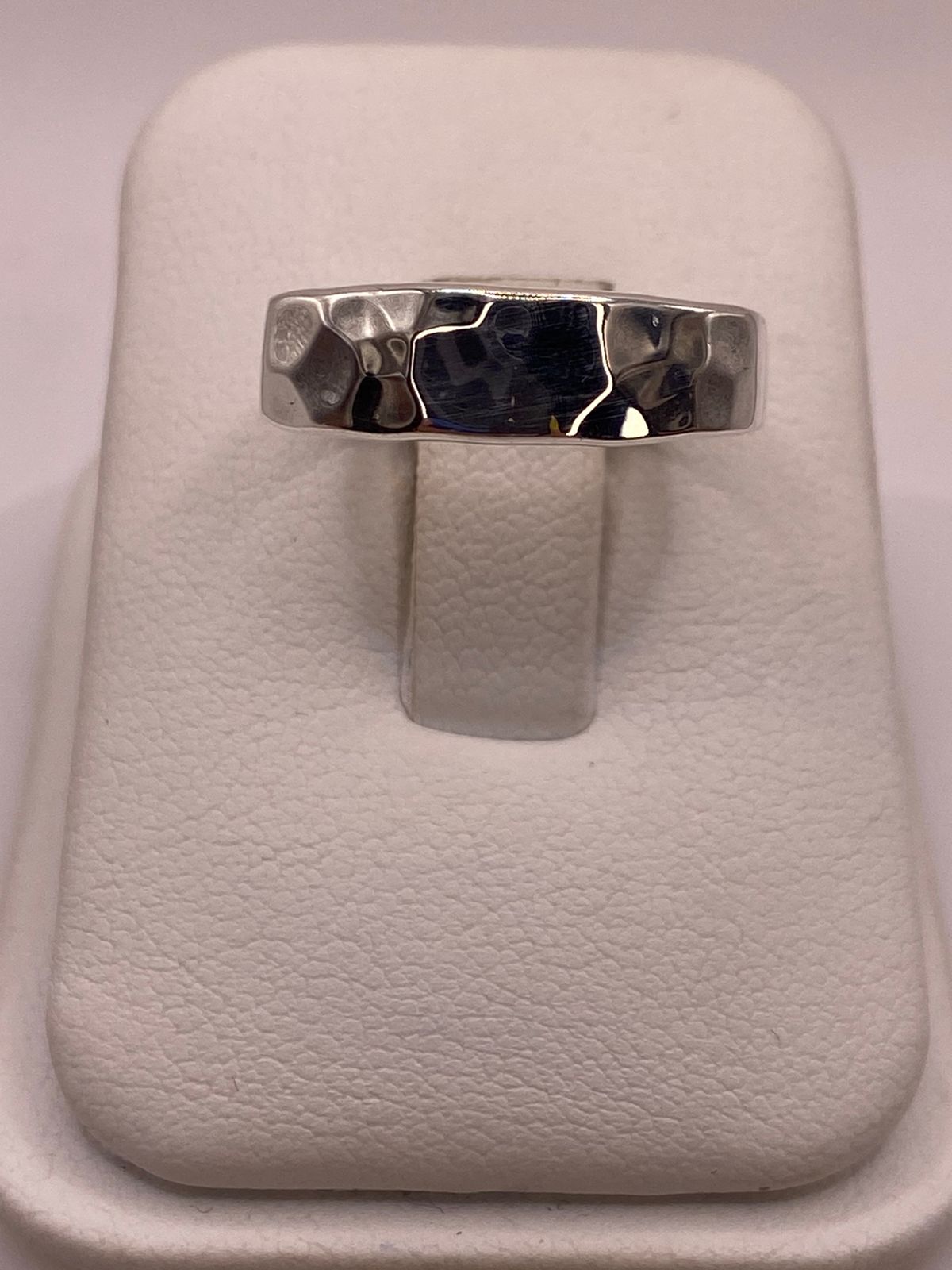Anillo Argolla Martillada en Plata .925, vista de detalle