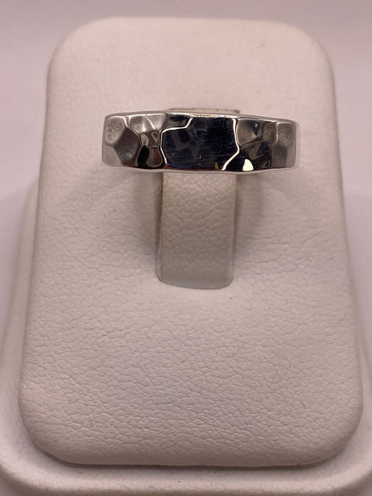 Anillo Argolla Martillada en Plata .925, vista de detalle