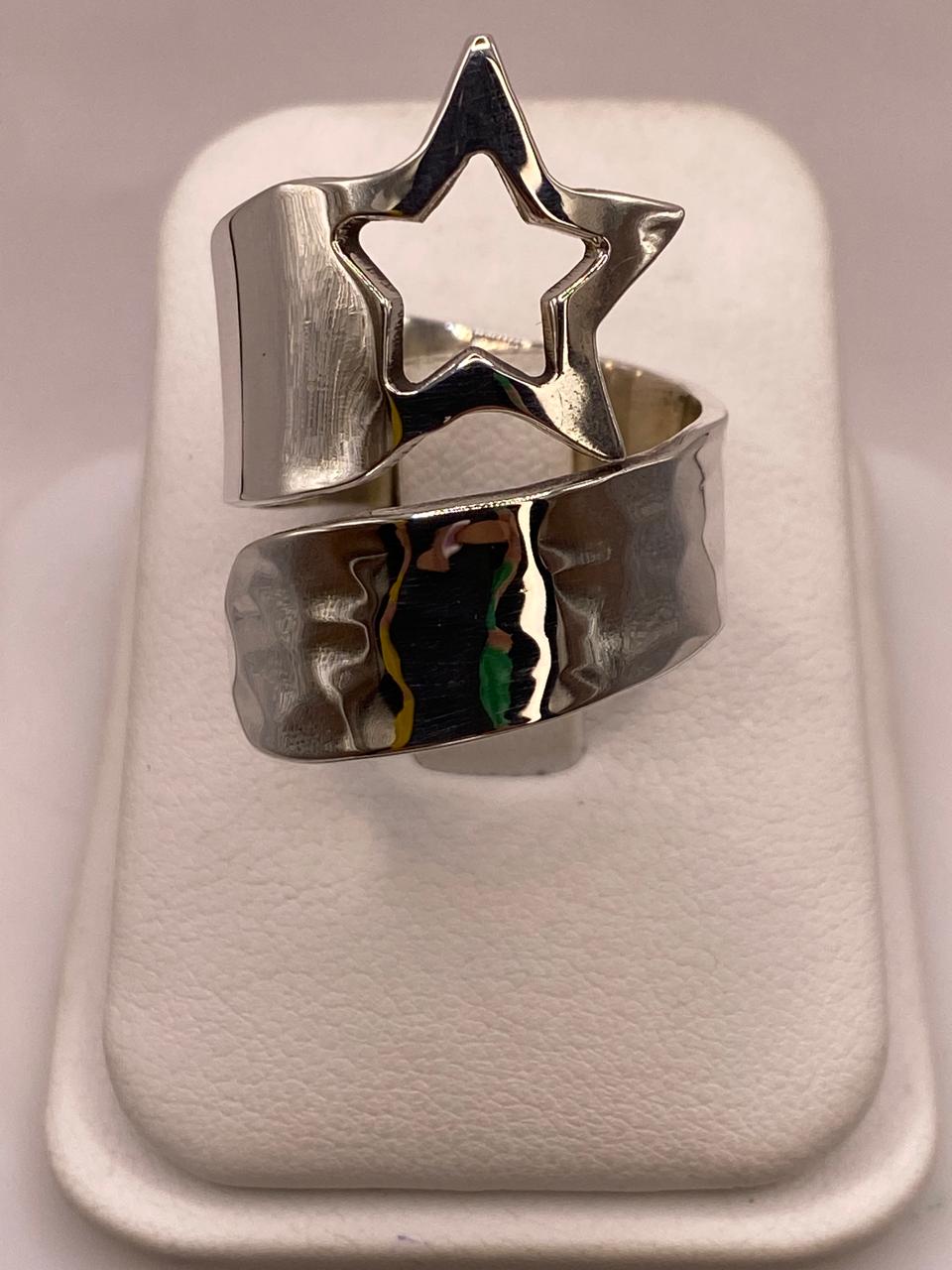Anillo Artesanal Ajustable en Plata con Estrella Calada y Textura Martillada — vista lateral