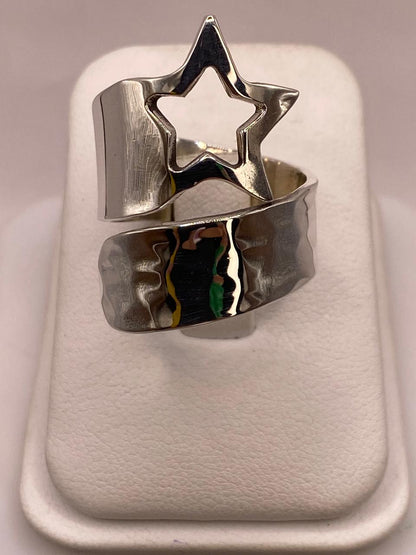 Anillo Artesanal Ajustable en Plata con Estrella Calada y Textura Martillada — vista lateral