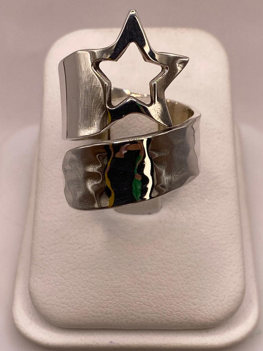 Anillo Artesanal Ajustable en Plata con Estrella Calada y Textura Martillada — vista lateral