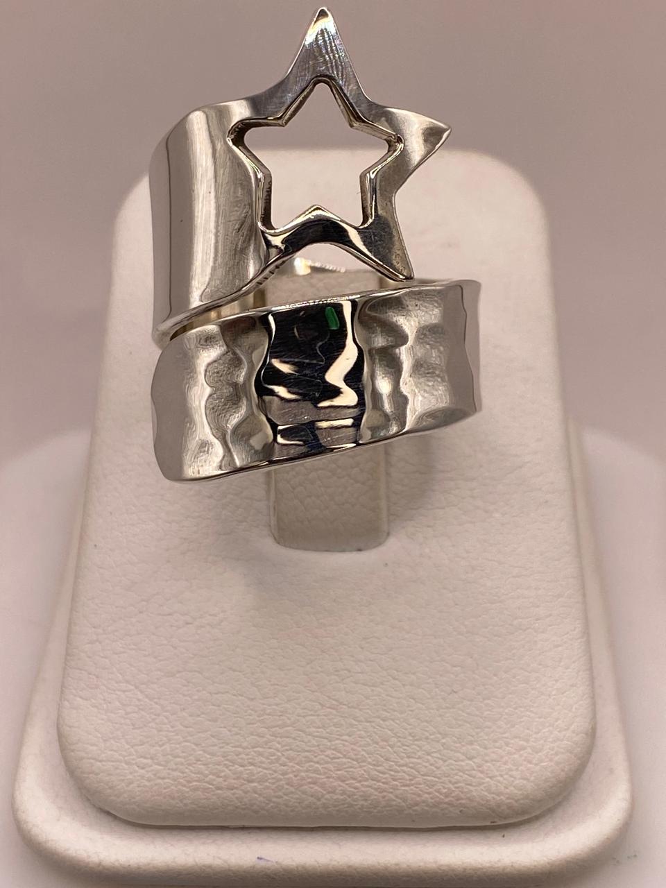 Anillo Artesanal Ajustable en Plata con Estrella Calada y Textura Martillada, vista frontal