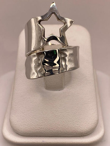 Anillo Artesanal Ajustable en Plata con Estrella Calada y Textura Martillada, vista frontal