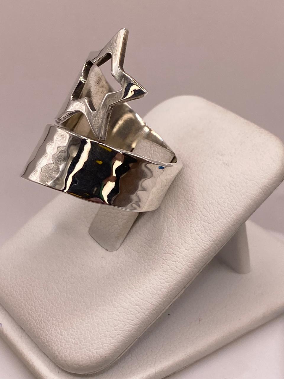 Anillo Artesanal Ajustable en Plata con Estrella Calada y Textura Martillada, vista lateral