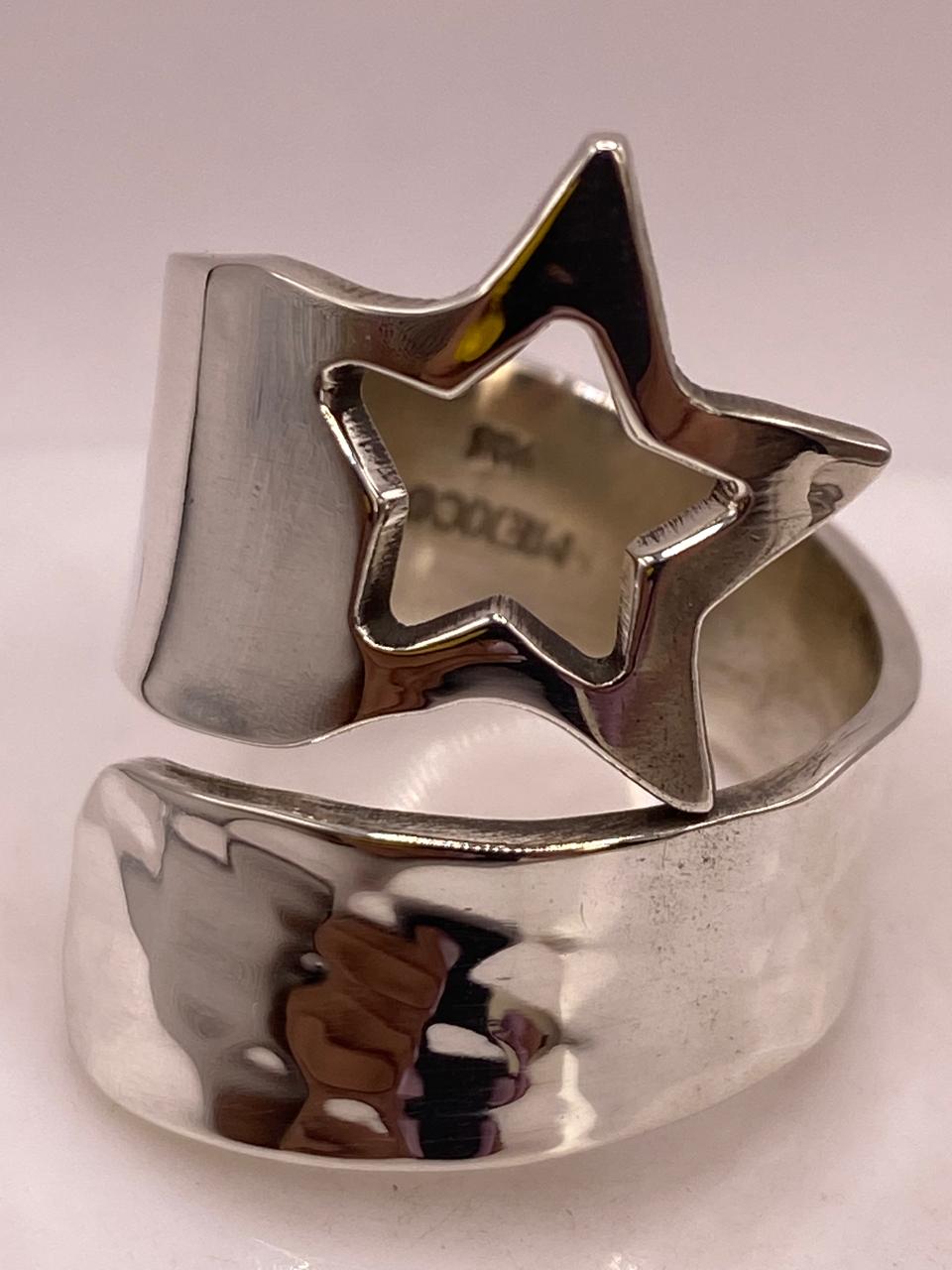 Anillo Artesanal Ajustable en Plata con Estrella Calada y Textura Martillada, sello de autenticidad Plata Ley .925