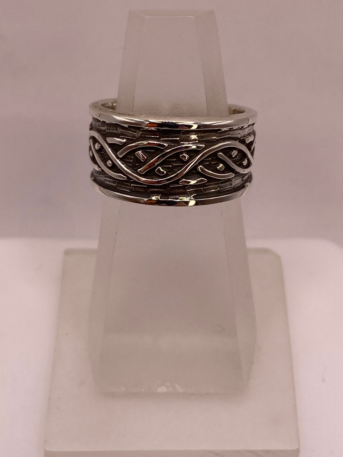 Anillo Artesanal en Plata con Diseño Celta Entrelazado — ángulo diagonal