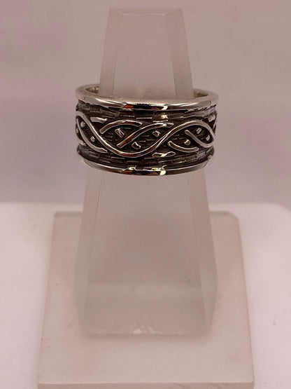 Anillo Artesanal en Plata con Diseño Celta Entrelazado — ángulo diagonal