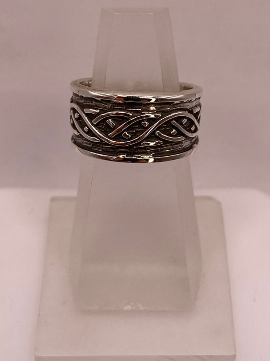 Anillo Artesanal en Plata con Diseño Celta Entrelazado — ángulo diagonal