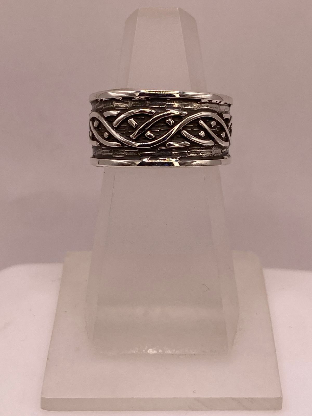 Anillo Artesanal en Plata con Diseño Celta Entrelazado, vista lateral