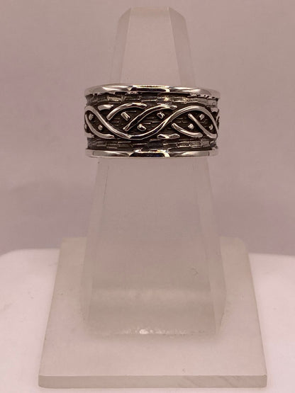 Anillo Artesanal en Plata con Diseño Celta Entrelazado, vista lateral