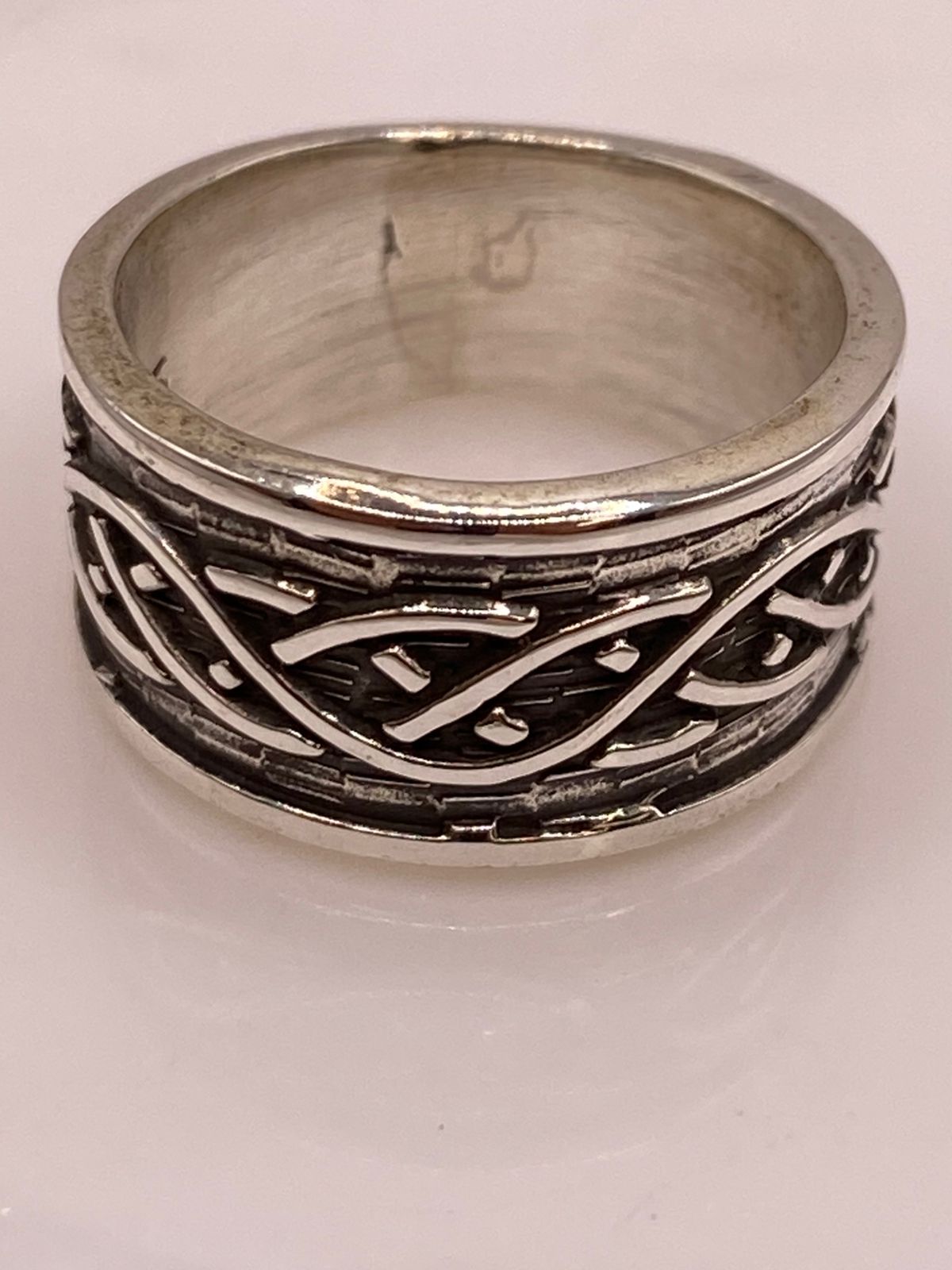 Anillo Artesanal en Plata con Diseño Celta Entrelazado, vista de detalle