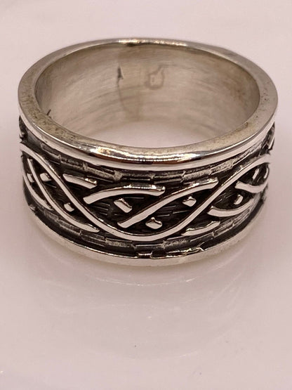 Anillo Artesanal en Plata con Diseño Celta Entrelazado, vista de detalle