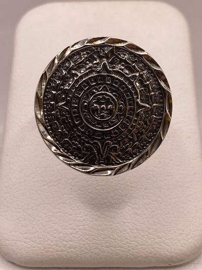 Anillo Artesanal Ajustable en Plata con Calendario Azteca en báscula mostrando peso