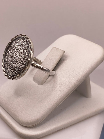 Anillo Artesanal Ajustable en Plata con Calendario Azteca, vista lateral