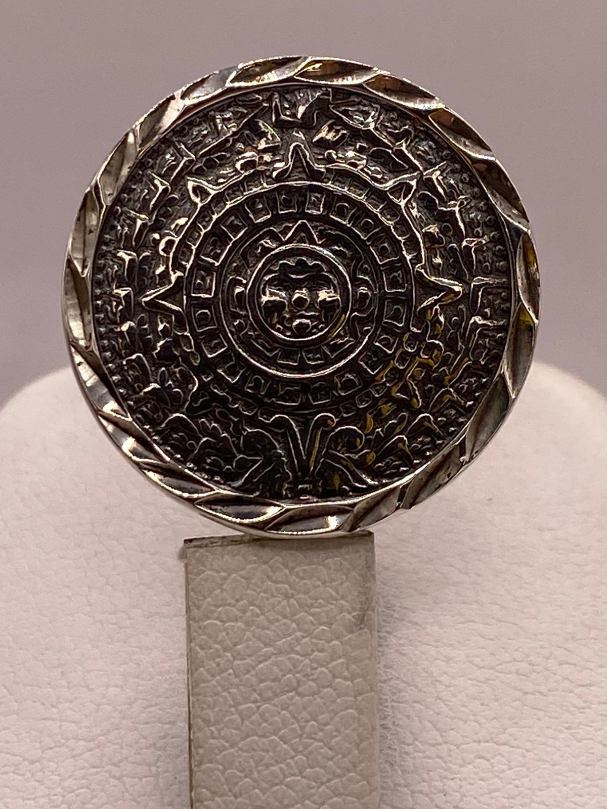 Anillo Artesanal Ajustable en Plata con Calendario Azteca, vista de detalle