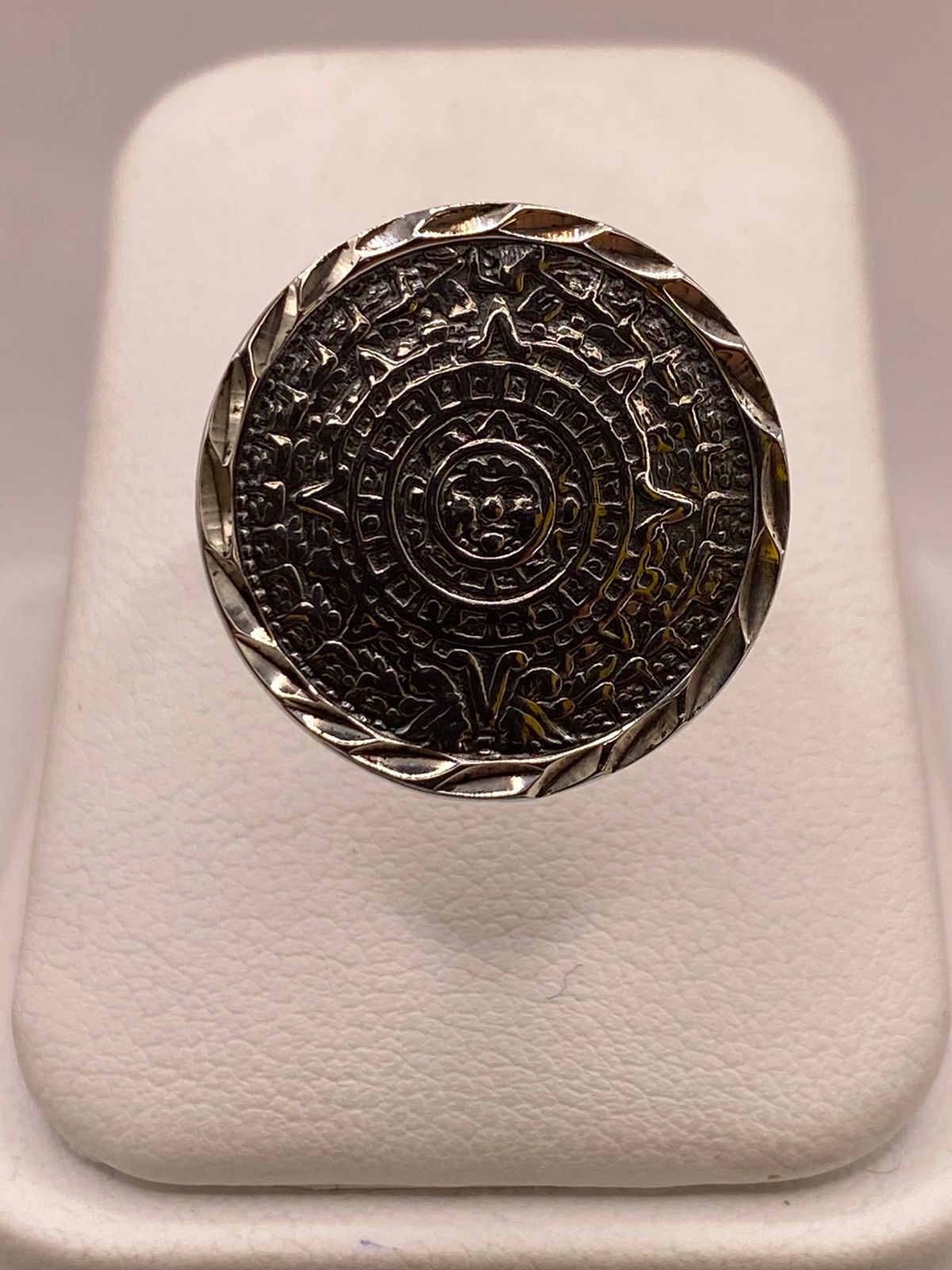 Anillo Artesanal Ajustable en Plata con Calendario Azteca, vista superior