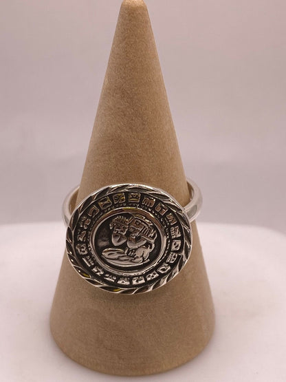 Anillo Artesanal Ajustable en Plata con Calendario Maya — ángulo diagonal