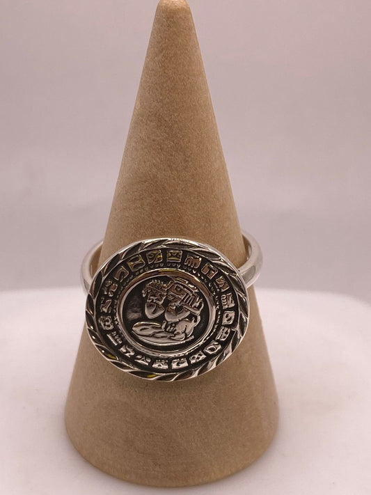 Anillo Artesanal Ajustable en Plata con Calendario Maya — ángulo diagonal