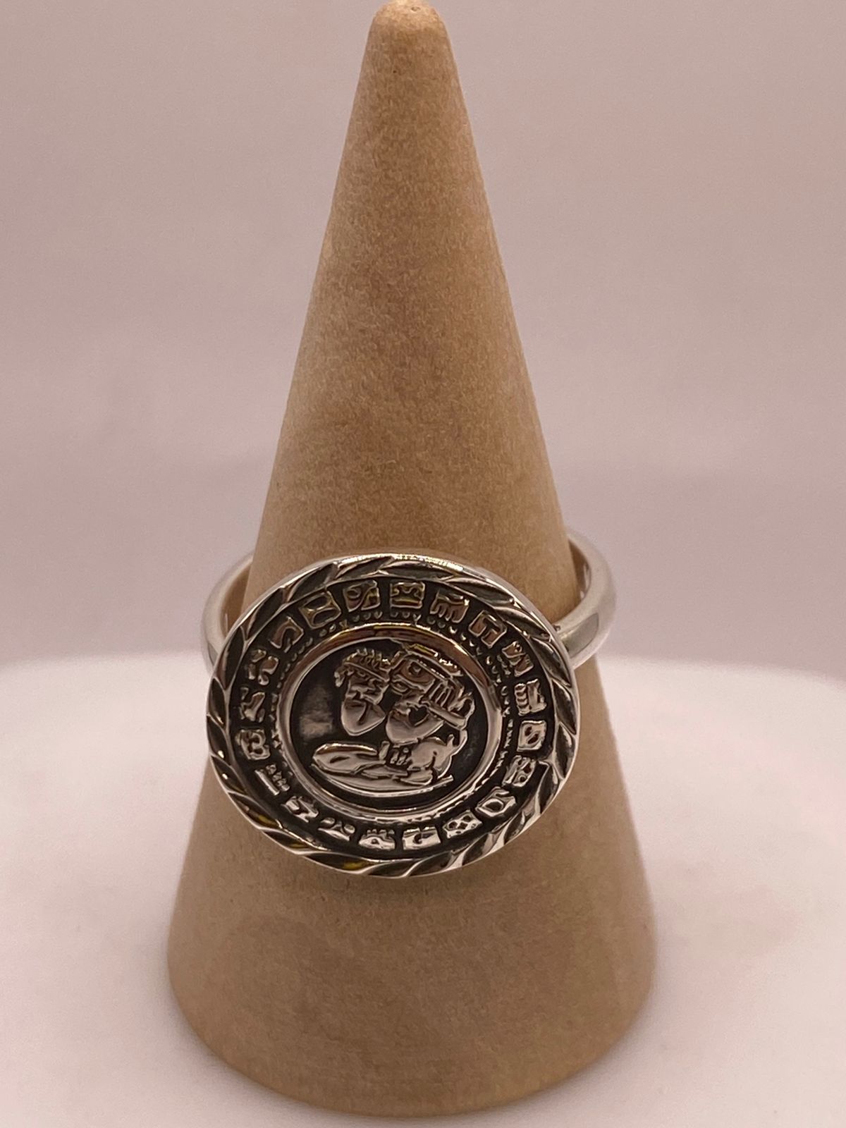 Anillo Artesanal Ajustable en Plata con Calendario Maya, vista lateral