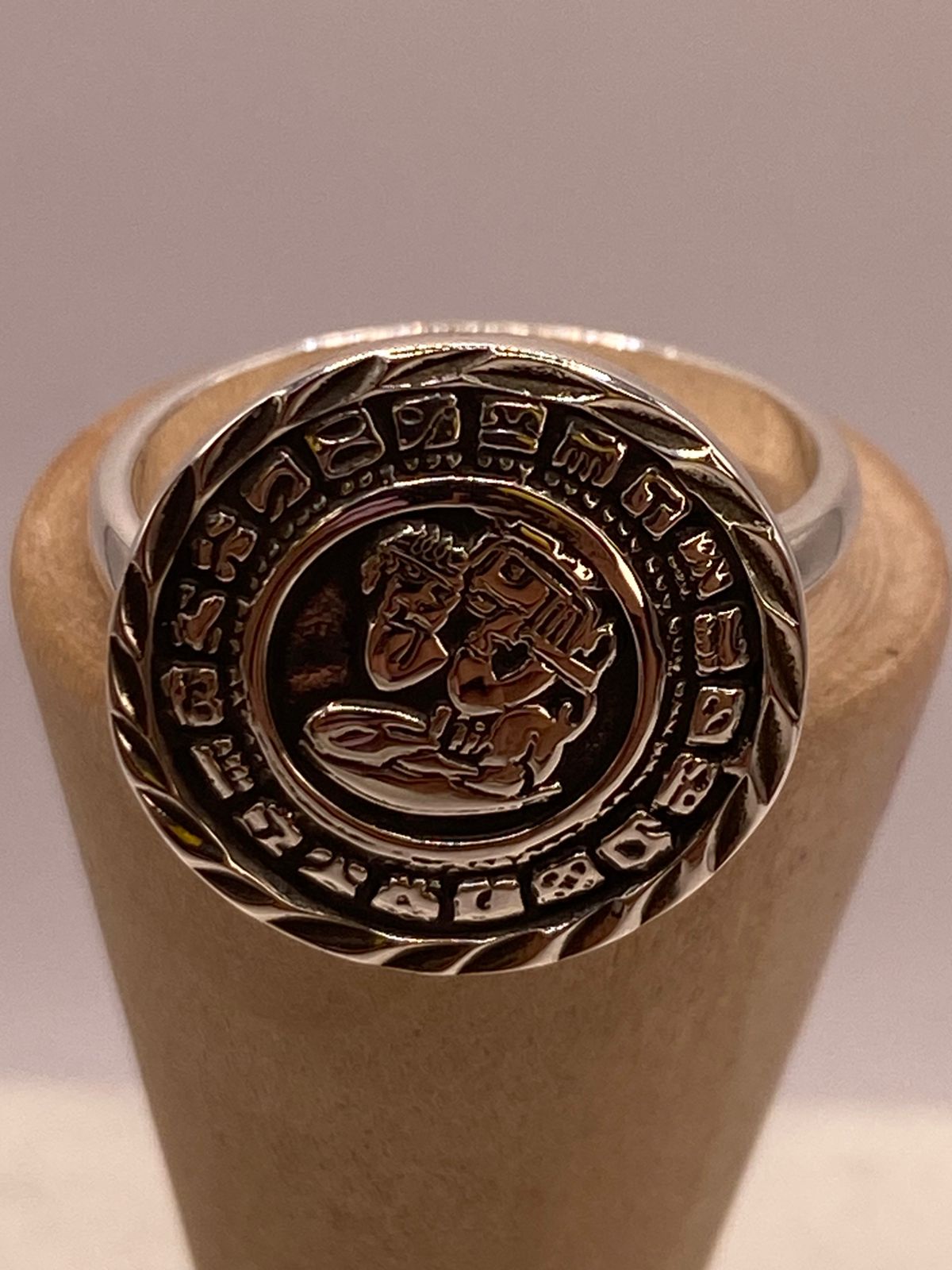 Anillo Artesanal Ajustable en Plata con Calendario Maya, vista frontal