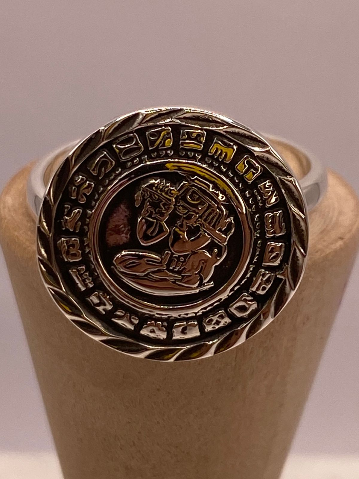 Anillo Artesanal Ajustable en Plata con Calendario Maya, vista de detalle