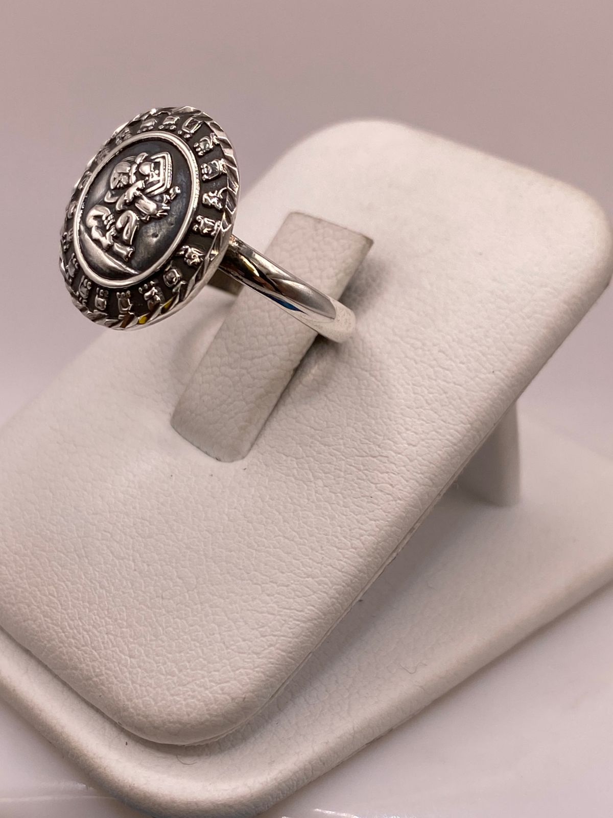 Anillo Artesanal Ajustable en Plata con Calendario Maya, vista frontal