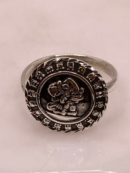 Anillo Artesanal Ajustable en Plata con Calendario Maya, vista de detalle