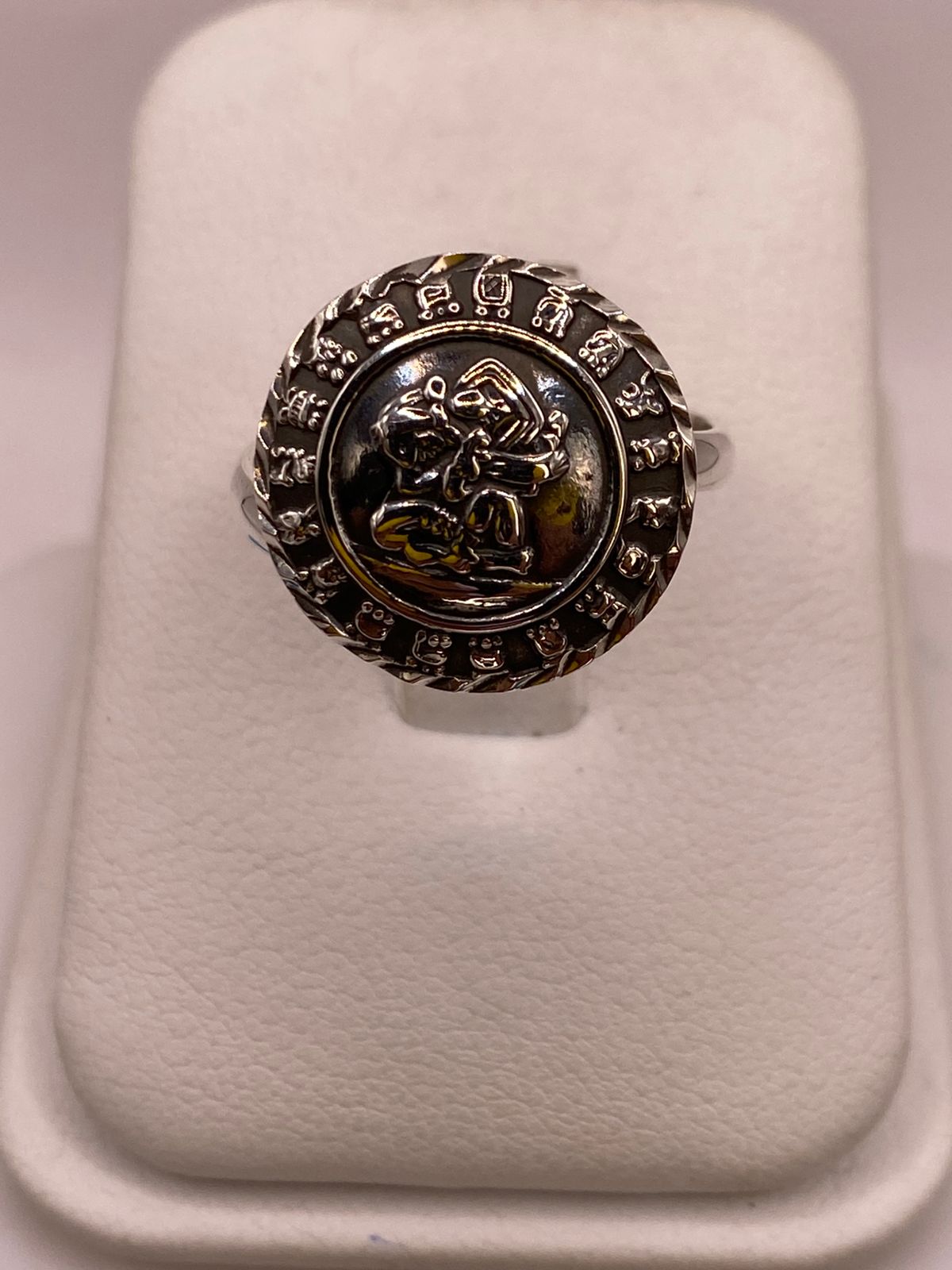 Anillo Artesanal Ajustable en Plata con Calendario Maya — ángulo diagonal