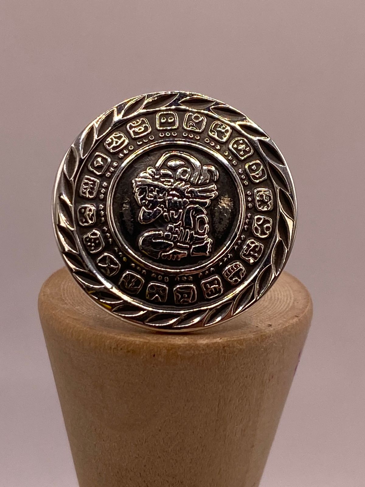 Anillo Artesanal Ajustable en Plata con Calendario Maya, vista de detalle