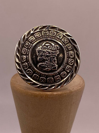 Anillo Artesanal Ajustable en Plata con Calendario Maya, vista de detalle
