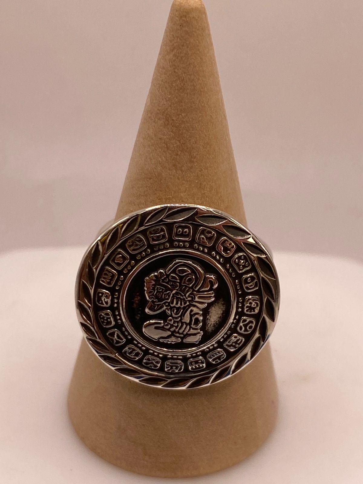 Anillo Artesanal Ajustable en Plata con Calendario Maya, vista superior