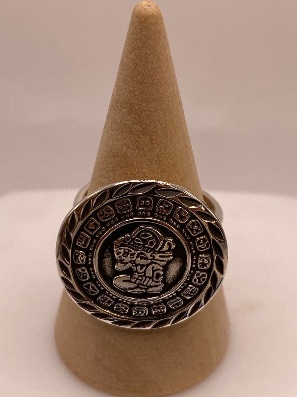 Anillo Artesanal Ajustable en Plata con Calendario Maya en báscula mostrando peso