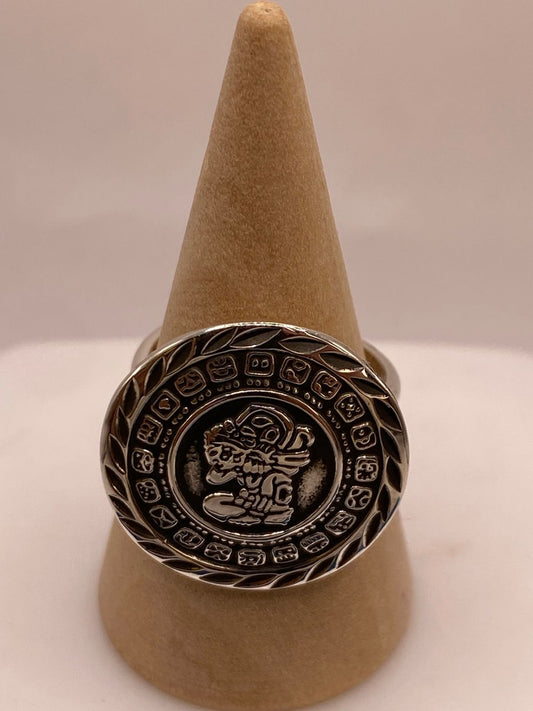 Anillo Artesanal Ajustable en Plata con Calendario Maya en báscula mostrando peso