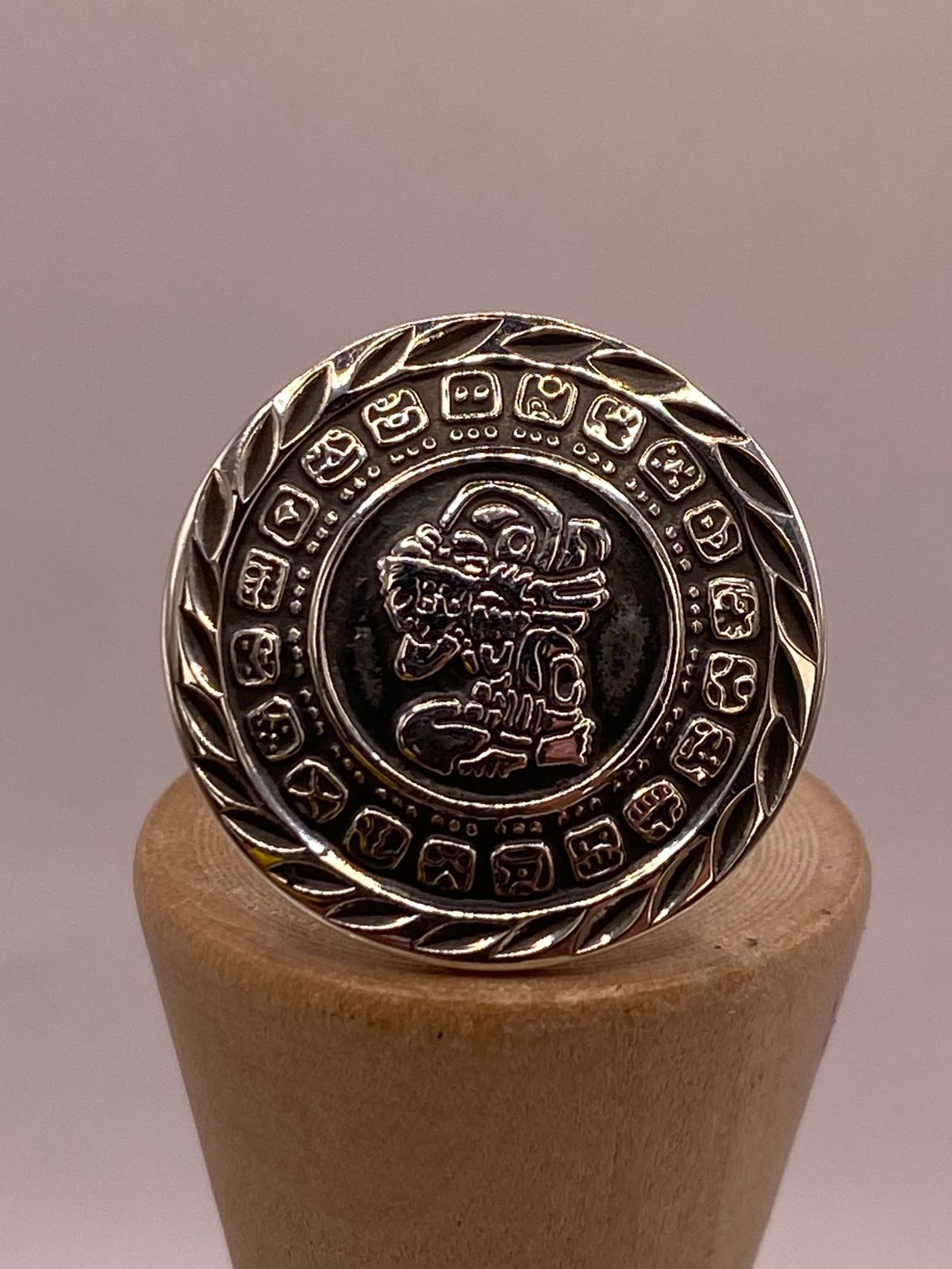 Anillo Artesanal Ajustable en Plata con Calendario Maya, vista frontal