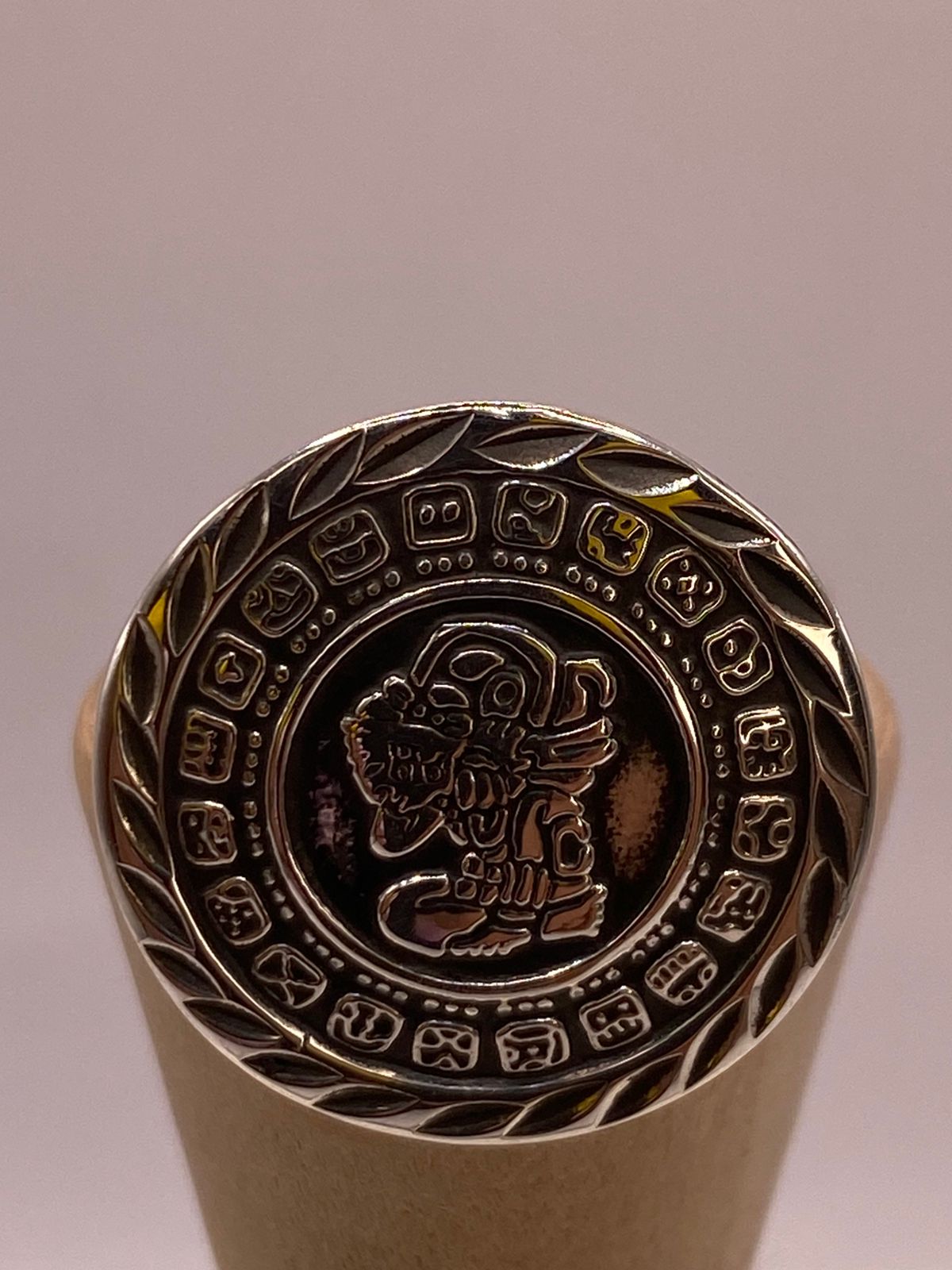 Anillo Artesanal Ajustable en Plata con Calendario Maya, vista lateral
