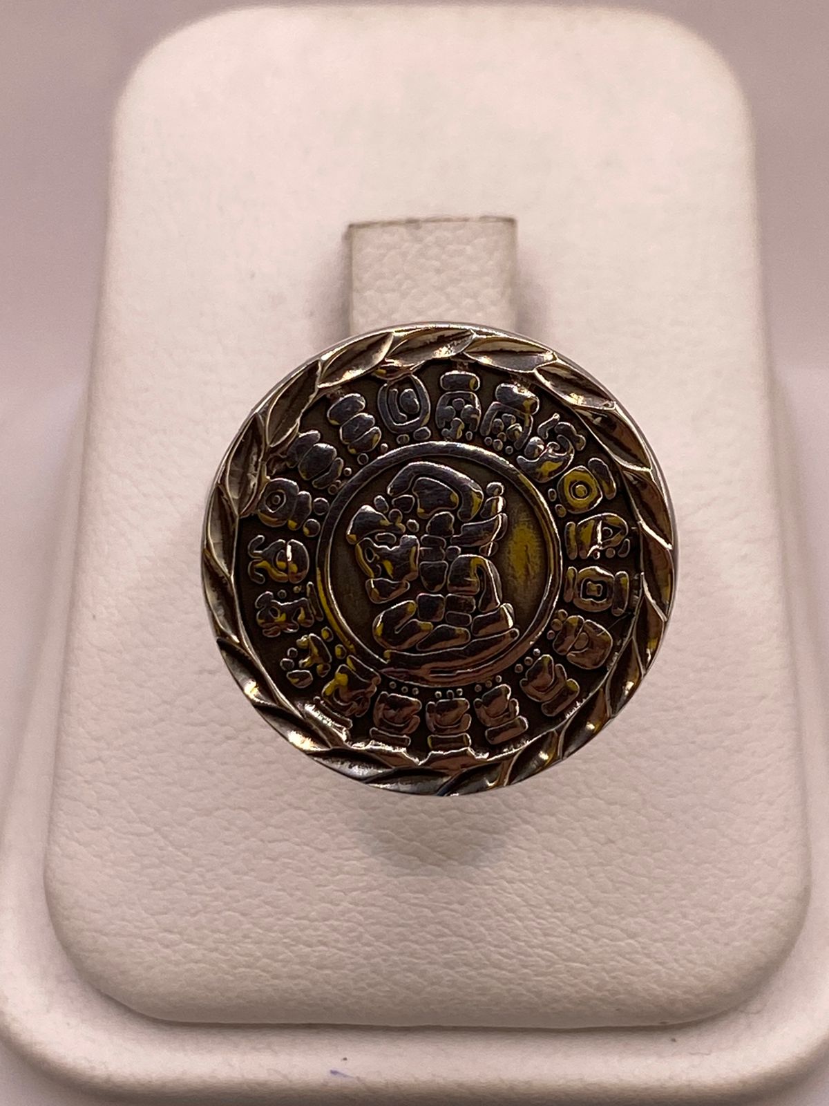 Anillo Artesanal Ajustable en Plata con Calendario Mesoamericano, vista frontal