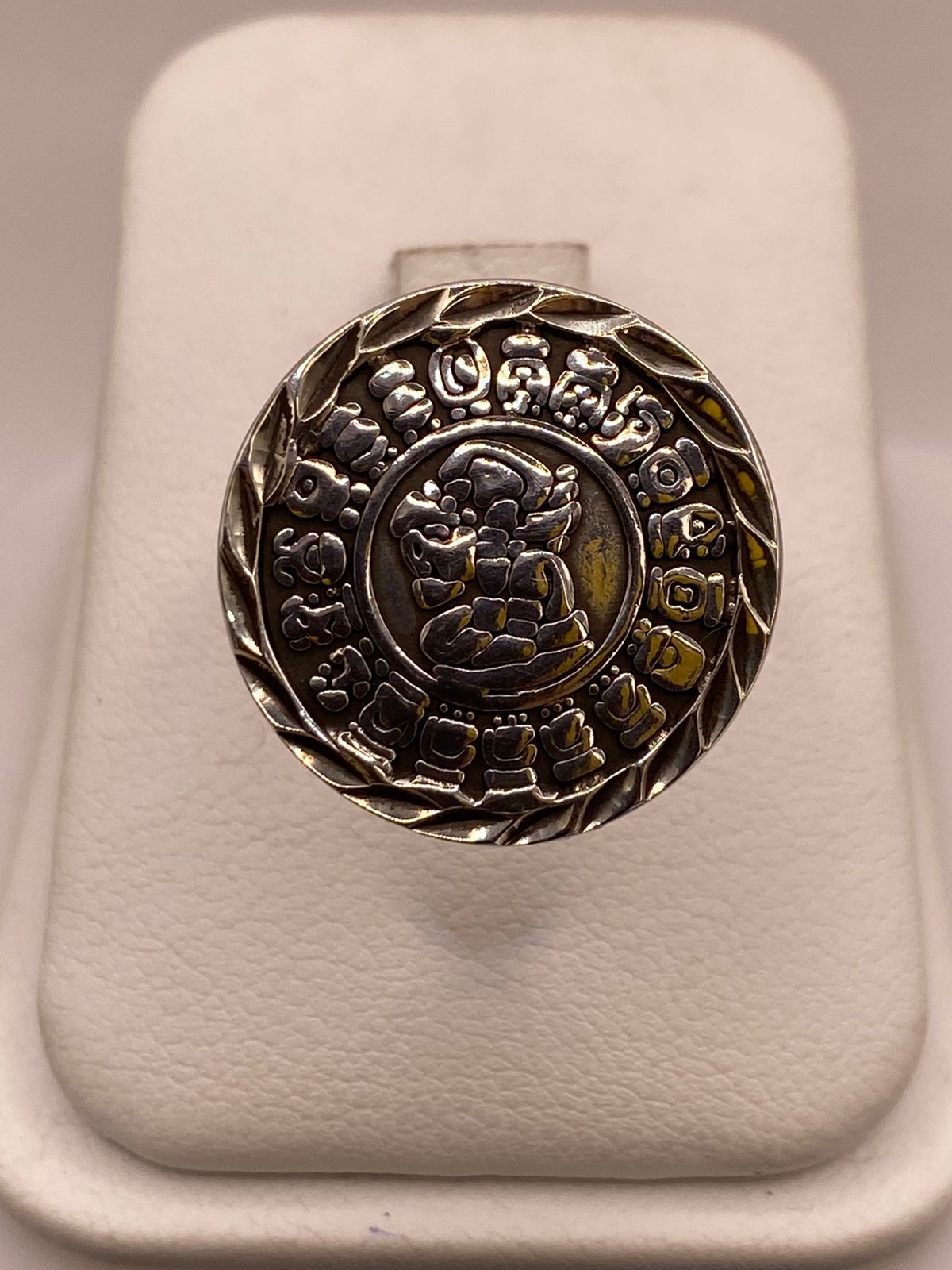 Anillo Artesanal Ajustable en Plata con Calendario Mesoamericano en báscula mostrando peso
