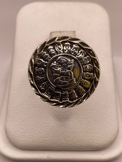 Anillo Artesanal Ajustable en Plata con Calendario Mesoamericano en báscula mostrando peso