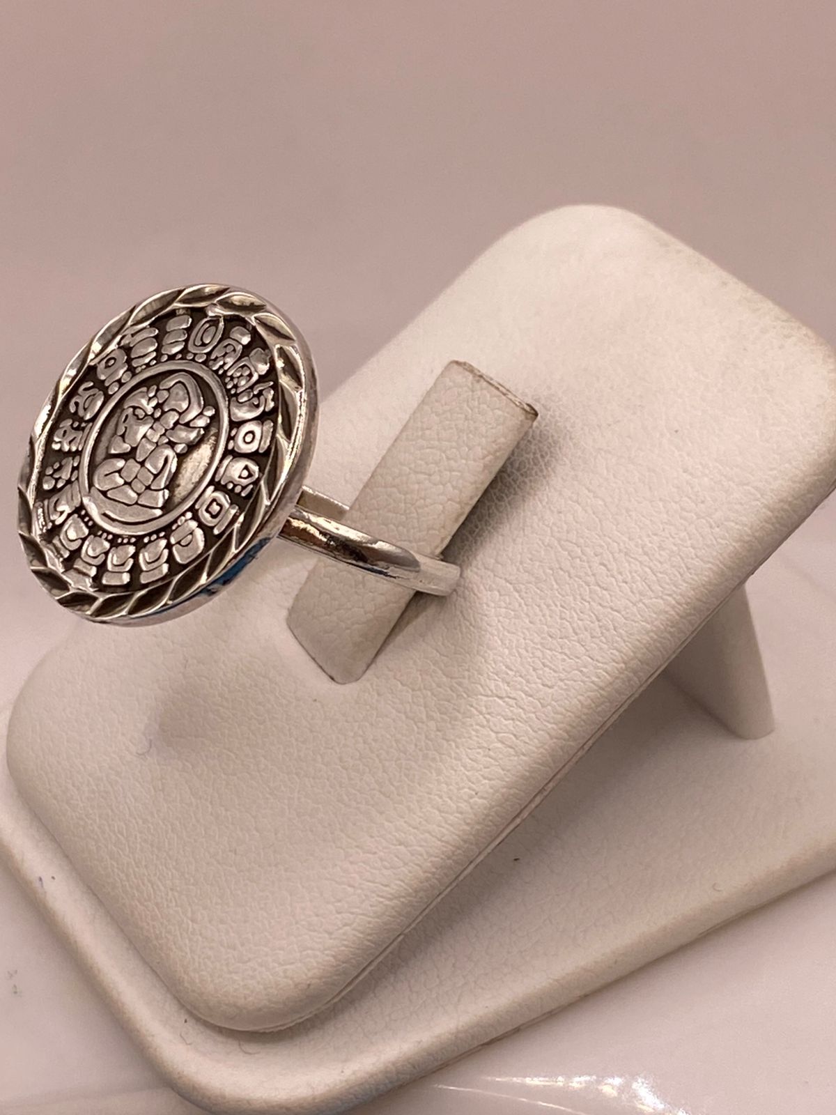 Anillo Artesanal Ajustable en Plata con Calendario Mesoamericano, vista lateral