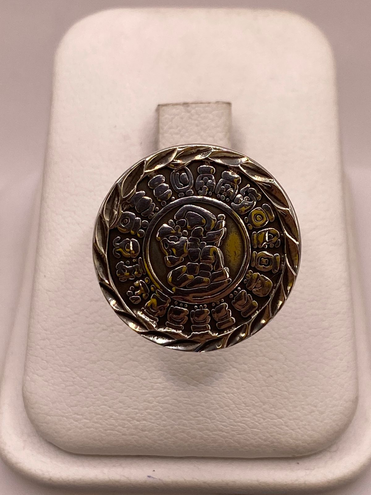 Anillo Artesanal Ajustable en Plata con Calendario Mesoamericano, vista de detalle